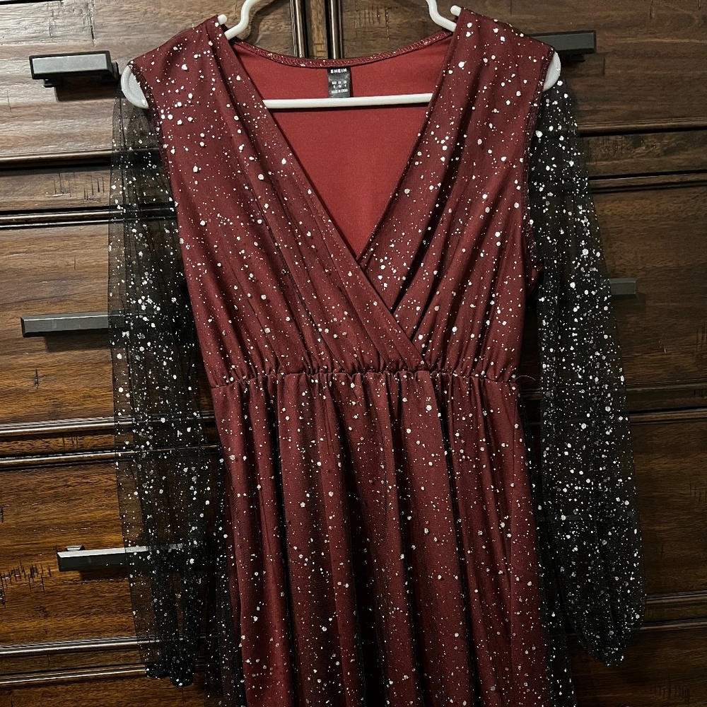 SHEIN Modely Burgundy Red Splatter Paint Lantern Sleeve Surplice Neck Mesh Dress